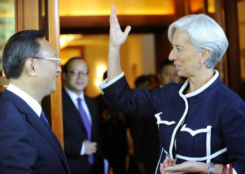 <YONHAP PHOTO-1701> French finance minister Christine Lagarde (R) talks to Chinese Foreign Minister Yang Jiechi after their meeting at the Diaoyutai State Guesthouse in Beijing on June 8, 2011. French finance minister Christine Lagarde met with senior Chinese officials June 8 as she pursues a global roadshow trying to persuade sceptical emerging countries to back her bid to lead the IMF. AFP PHOTO / LIU JIN /2011-06-08 18:15:30/ <저작권자 ⓒ 1980-2011 ㈜연합뉴스. 무단 전재 재배포 금지.>
French finance minister Christine Lagarde (right) talks to Chinese Foreign Minister Yang Jiechi after their meeting at the Diaoyutai State Guesthouse in Beijing on Wednesday.
AFP-Yonhap News
