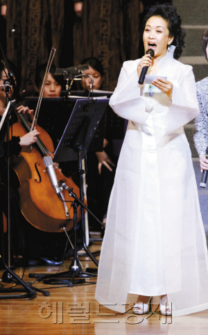 펑리위안(彭麗媛, Peng Liyuan) 가수(중국)/펑리위안 / 中 차기 퍼스트레이디, WHO 친선대사 임명