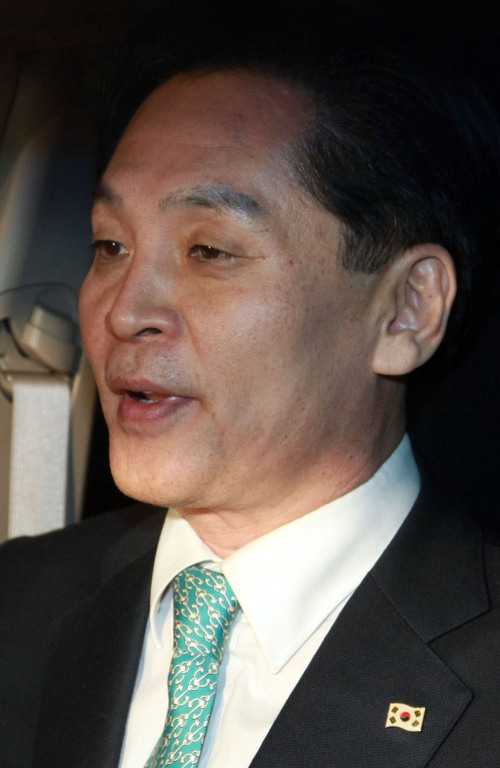 <YONHAP PHOTO-1179> 공성진, 의원직 상실 (서울=연합뉴스) 불법 정치자금을 받은 혐의로 기소된 한나라당 공성진 의원이 대법원에서 의원직 상실 기준 이상인 징역형의 집행유예가 확정돼 국회의원직을 잃었다. 사진은 지난 2009년 12월 서울 중앙지검에서 조사를 받은 후 귀가하는 모습. 2011.6.9 << 연합뉴스 DB >>/2011-06-09 13:57:20/ <저작권자 ⓒ 1980-2011 ㈜연합뉴스. 무단 전재 재배포 금지.>
Gong Sung-jin