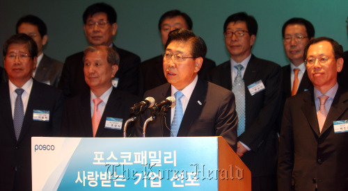 POSCO chief executive Chung Joon-yang speaks at a ceremony to declare a campaign to become a “loved company” at the firm’s headquarters in Daechi-dong, Seoul on Thursday.   Yonhap News정준양 포스코 회장/_20110609153310_YON_46556 / Caption