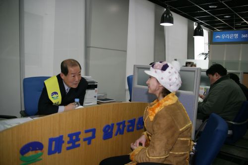 박홍섭 구청장이 일자리센터에서 구직자를 상담하고 있다.