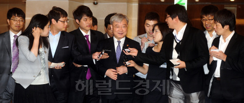 김석동 금융위원장이 10일 오전 서울 소공동 웨스틴조선호텔에서 열린 제34회 보험경영인 조찬회의 참석하기 위해 회의장으로 이동하고 있다. 이 날 김 위원장은 회의에 앞서 대량 예금인출 사태를 겪는 프라임저축은행에 대해 가능한 모든 방안을 강구해서 지원하겠다고 밝혔다. 박해묵 기자/mook@heraldm.com
김석동 금융위원장이 10일 오전 서울 소공동 웨스틴조선호텔에서 열린 제34회 보험경영인 조찬회의 참석하기 위해 회의장으로 이동하고 있다. 이 날 김 위원장은 회의에 앞서 대량 예금인출 사태를 겪는 프라임저축은행에 대해 가능한 모든 방안을 강구해서 지원하겠다고 밝혔다. 박해묵 기자/mook@heraldm.com