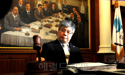 김중수 한국은행 총재가 10일 오전 서울 중구 남대문로 한국은행 본점에서 열린 2011년 6월 통화정책방향 관련 금융통화위원회에서 회의 시작을 선언하고 있다. 박현구 기자phko@heraldm.com 2011.06.10
김중수 한국은행 총재가 10일 오전 서울 중구 남대문로 한국은행 본점에서 열린 2011년 6월 통화정책방향 관련 금융통화위원회에서 회의 시작을 선언하고 있다. 박현구 기자phko@heraldm.com 2011.06.10
김중수 한국은행 총재가 10일 오전 서울 중구 남대문로 한국은행 본점에서 열린 2011년 6월 통화정책방향 관련 금융통화위원회에서 회의 시작을 선언하고 있다. 박현구 기자phko@heraldm.com 2011.06.10
한국은행 금융통화위원회는 10일 정례회의에서 이달 기준금리를 전달보다 0.25%포인트 인상한 3.25%로 결정했다. 지난 3월 이후 3개월 만의 기준금리 인상이다. 회의를 주재하는 김중수 한은 총재가 의사봉을 두드리고 있다.  박현구 기자/phko@heraldm.com