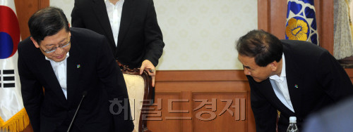 10일 오전 서울 세종로 정부중앙청사에서 열린 국가정책조정회의에서 김황식 국무총리와 이재오 특임장관이 인사를 하고 있다.<br />김명섭 기자 msiron@
10일 오전 서울 세종로 정부중앙청사에서 열린 국가정책조정회의에서 김황식 국무총리와 이재오 특임장관이 인사를 하고 있다.
김명섭 기자 msiron@