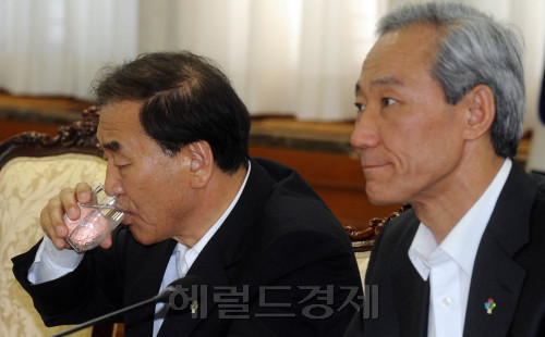 10일 오전 서울 세종로 정부중앙청사에서 열린 국가정책조정회의에서 회의전 이재오특임장관이 물을 마시고 있다.<br />김명섭 기자 msiron@
10일 오전 서울 세종로 정부중앙청사에서 열린 국가정책조정회의에서 회의전 이재오특임장관이 물을 마시고 있다.
김명섭 기자 msiron@