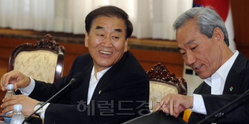 10일 오전 서울 세종로 정부중앙청사에서 열린 국가정책조정회의에서 회의전 이재오특임장관과 김종훈 통상교섭본부장이 대화를 하고 있다.<br />김명섭 기자 msiron@
10일 오전 서울 세종로 정부중앙청사에서 열린 국가정책조정회의에서 회의전 이재오특임장관과 김종훈 통상교섭본부장이 대화를 하고 있다.
김명섭 기자 msiron@