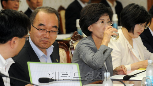 10일 오전 서울 세종로 정부중앙청사에서 열린 국가정책조정회의에서 회의전 진수희 보건복지부장관이 물을 마시고 있다.<br />김명섭 기자 msiron@
10일 오전 서울 세종로 정부중앙청사에서 열린 국가정책조정회의에서 회의전 진수희 보건복지부장관이 물을 마시고 있다.
김명섭 기자 msiron@