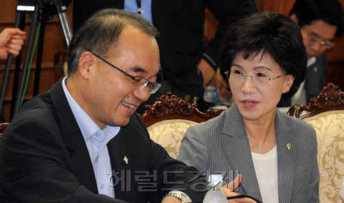 10일 오전 서울 세종로 정부중앙청사에서 열린 국가정책조정회의에서 회의전 진수희 보건복지부장관과 박재완 기획재정부장관이 대화를 하고 있다.<br />김명섭 기자 msiron@
10일 오전 서울 세종로 정부중앙청사에서 열린 국가정책조정회의에서 회의전 진수희 보건복지부장관과 박재완 기획재정부장관이 대화를 하고 있다.
김명섭 기자 msiron@