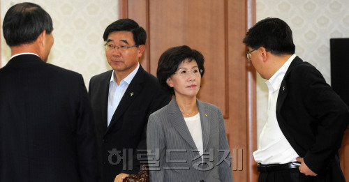 10일 오전 서울 세종로 정부중앙청사에서 열린 국가정책조정회의에서 회의전 진수희보건복지부장관이 참석자들과  대화를 하고 있다.<br />김명섭 기자 msiron@
10일 오전 서울 세종로 정부중앙청사에서 열린 국가정책조정회의에서 회의전 진수희보건복지부장관이 참석자들과  대화를 하고 있다.
김명섭 기자 msiron@