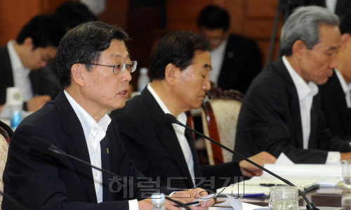 10일 오전 서울 세종로 정부중아청사에서 열린 국가정책조정회의에서 김황식 국무총리가 모두발언을 하고 있다.<br />김명섭 기자 msiron@
10일 오전 서울 세종로 정부중아청사에서 열린 국가정책조정회의에서 김황식 국무총리가 모두발언을 하고 있다.
김명섭 기자 msiron@