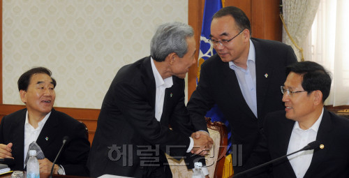 10일 오전 서울 세종로 정부중앙청사에서 열린 국가정책조정회의에서 회의전 박재완기획재정부장관과 김종훈 통상교섭본부장이 인사를 나누고 있다.<br />김명섭 기자 msiron@
10일 오전 서울 세종로 정부중앙청사에서 열린 국가정책조정회의에서 회의전 박재완기획재정부장관과 김종훈 통상교섭본부장이 인사를 나누고 있다.
김명섭 기자 msiron@