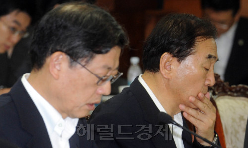 10일 오전 서울 세종로 정부중아청사에서 열린 국가정책조정회의에서 이재오 특임장관이 김황식 국무총리의 모두발언을 듣고 있다.<br />김명섭 기자 msiron@
10일 오전 서울 세종로 정부중아청사에서 열린 국가정책조정회의에서 이재오 특임장관이 김황식 국무총리의 모두발언을 듣고 있다.
김명섭 기자 msiron@