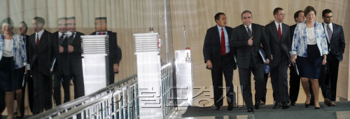 커트 캠벨 미국 국무부 동아태 차관보가 10일 방한해 우리 정부 당국자들과 대북 공조 방안을 협의하기위해 서울 종로구 도렴동 외교부 청사로 들어서고 있다.<br />김명섭 기자 msiron@
커트 캠벨 미국 국무부 동아태 차관보가 10일 방한해 우리 정부 당국자들과 대북 공조 방안을 협의하기위해 서울 종로구 도렴동 외교부 청사로 들어서고 있다.
김명섭 기자 msiron@