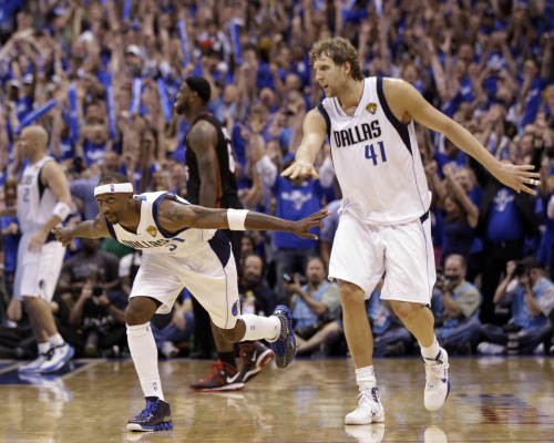 <YONHAP PHOTO-1461> Dallas Mavericks' Jason Terry (31) and Dirk Nowitzki (41) celebrate after Game 5 of the NBA Finals basketball game against the Miami Heat Thursday, June 9, 2011, in Dallas. The Mavericks won 112-103 to take a 3-2 lead in the series. (AP Photo/David J. Phillip) /2011-06-10 12:55:09/ <저작권자 ⓒ 1980-2011 ㈜연합뉴스. 무단 전재 재배포 금지.>
Dallas Mavericks’ Jason Terry and Dirk Nowitzki celebrate after Game 5 of the NBA Finals basketball game against the Miami Heat in Dallas on Thursday.  AP-Yonhap News