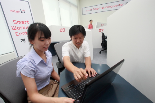 KT employees work at a “Smart Working Center” the company installed in Bundang, Gyeonggi Province. (KT)