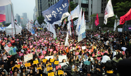 10일 오후 청계광장에서 대학생 및 시민들 1만여명이 모여 반값365 토토사이트 실현 국민촛불행동 집회를 가지고  있다. 박해묵 기자/mook@heraldm.com
10일 오후 청계광장에서 대학생 및 시민들 1만여명이 모여 반값365 토토사이트 실현 국민촛불행동 집회를 가지고  있다. 박해묵 기자/mook@heraldm.com