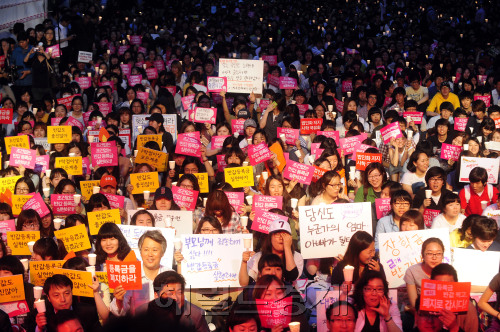 10일 오후 청계광장에서 대학생 및 시민들 1만여명이 모여 반값등록금 실현 국민촛불행동 집회를 가지고  있다. 박해묵 기자/mook@heraldm.com
10일 오후 청계광장에서 대학생 및 시민들 1만여명이 모여 반값등록금 실현 국민촛불행동 집회를 가지고  있다. 박해묵 기자/mook@heraldm.com