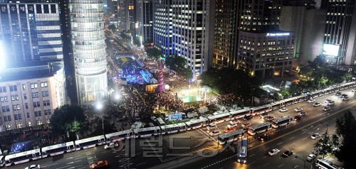 10일 저녁 서울 중구 청계광장에서 반값토토사이트 첫충 대규모 촛불집회에 참석한 대학생들과 학부모, 시민들이 반값토토사이트 첫충 실현을 촉구하는 집회를 가지고 있는 가운데 집회장소 주위에 경찰이 경찰버스들로 폴리스라인을 치고 있다. 박해묵 기자/mook@heraldm.com
10일 저녁 서울 중구 청계광장에서 반값토토사이트 첫충 대규모 촛불집회에 참석한 대학생들과 학부모, 시민들이 반값토토사이트 첫충 실현을 촉구하는 집회를 가지고 있는 가운데 집회장소 주위에 경찰이 경찰버스들로 폴리스라인을 치고 있다. 박해묵 기자/mook@heraldm.com