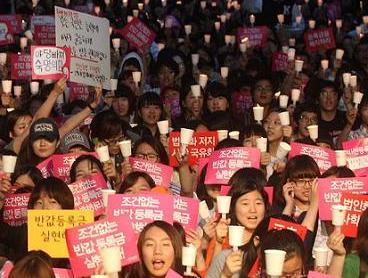 Student protesters shout slogans, calling for the government to cut their tuition fees, at Chonggye Square, Seoul on Friday. Yonhap News