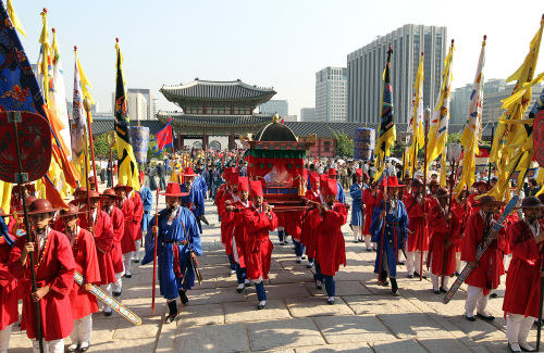 <YONHAP PHOTO-1150> 근정전 향하는 이봉행렬 (서울=연합뉴스) 이지은 기자 = 병인양요 때 약탈된 외규장각 도서가 145년만에 귀환한 것을 축하하는 '외규장각 의궤 귀환 기념 국민환영대회'가 11일 오후 서울 종로구 세종로 경복궁에서 열린 가운데 이봉행렬이 근정전을 향하고 있다. 이봉행렬은 중요한 의물(儀物)을 봉안한 가마를 모시는 행렬을 말한다. 2011.6.11 jieunlee@yna.co.kr/2011-06-11 18:55:47/ <저작권자 ⓒ 1980-2011 ㈜연합뉴스. 무단 전재 재배포 금지.>
A traditional ceremony honoring the return of some 300 volumes of Uigwe books, Korea’s ancient royal documents looted by French troops 145 years ago, takes place at Gyeongbok Palace in central Seoul, Saturday. Some copies of the returned books were carried along Sejong Street to the palace in a traditional Korean palanquin. Yonhap News.