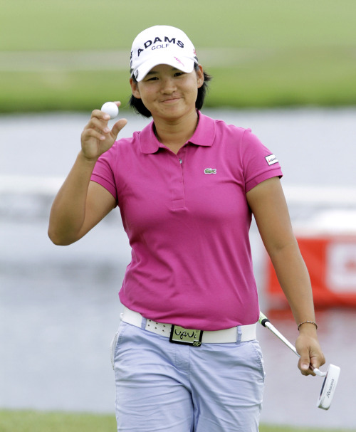 <YONHAP PHOTO-0987> Yani Tseng of Taipei, Taiwan acknowledges the gallery on the 18th green during the third round of the LPGA State Farm Classic golf tournament Saturday, June 11, 2011 in Springfield, Ill. (AP Photo/Seth Perlman)/2011-06-12 07:55:09/ <저작권자 ⓒ 1980-2011 ㈜연합뉴스. 무단 전재 재배포 금지.>
Taiwan’s Yani Tseng acknowledges the gallery on the 18th green.  AP-Yonhap News