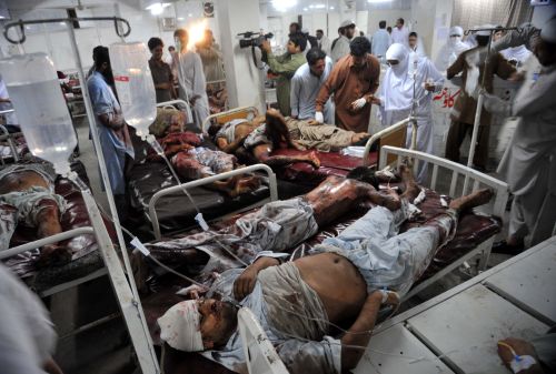 <YONHAP PHOTO-0938> TOPSHOTS Pakistani paramedics treat to injured bomb blast victims at a hospital in Peshawar on June 12, 2011. Twin bomb blasts at a crowded supermarket killed at least 15 people and injured more than 60 in Pakistan's northwestern city of Peshawar late on June 11, police said. TOPSHOTS / AFP PHOTO / HASHAM AHMED /2011-06-12 07:14:36/ <저작권자 ⓒ 1980-2011 ㈜연합뉴스. 무단 전재 재배포 금지.>
Pakistani paramedics treat bomb blast victims at a hospital in Peshawar on Sunday.  AFP-Yonhap News