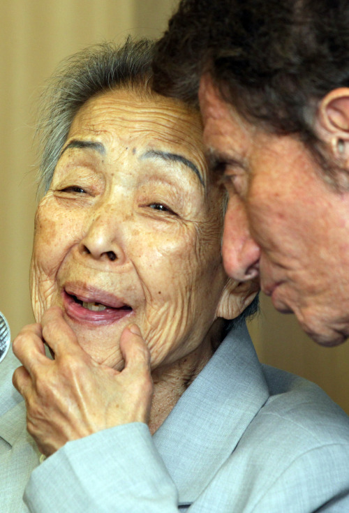 <YONHAP PHOTO-0892> 의궤 영원히 한국에.. (서울=연합뉴스) 이정훈 기자 = 외규장각 도서의 존재를 처음으로 알린 재불 서지학지 박병선 박사가 11일 오전 서울 용산 국립중앙박물관에서 기자회견을 갖던 중 의궤 귀환에 힘을 보탠 자크 랑 전 프랑스 문화부장관과 대화하고 있다. 2011.6.11 uwg806@yna.co.k/2011-06-11 14:11:29/ <저작권자 ⓒ 1980-2011 ㈜연합뉴스. 무단 전재 재배포 금지.>
Historian Park Byeong-sen (left) speaks with Jack Lang, former culture minister of France, at a press conference in Seoul, Saturday.
Yonhap News