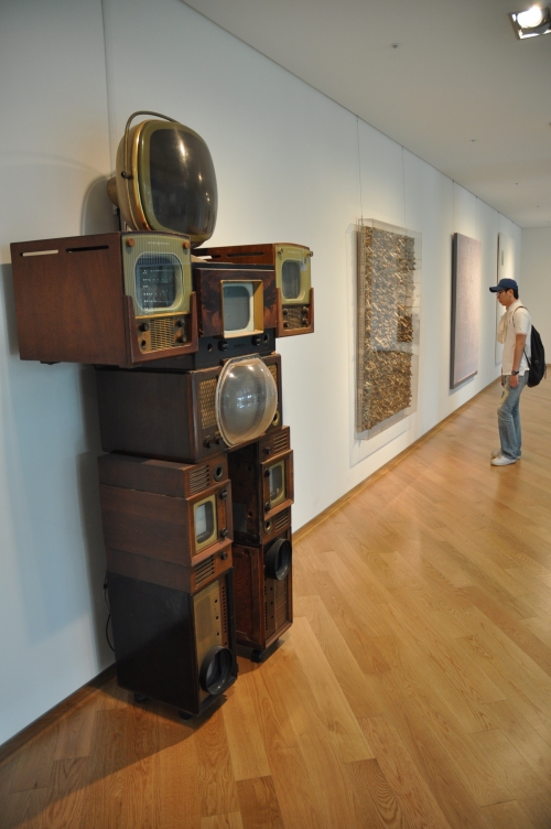 A visitor looks at artworks at the “Venice Biennale: the Italian
Pavilion in the World” exhibition in Seoul. (Yoav Cerralbo/The Korea Herald)