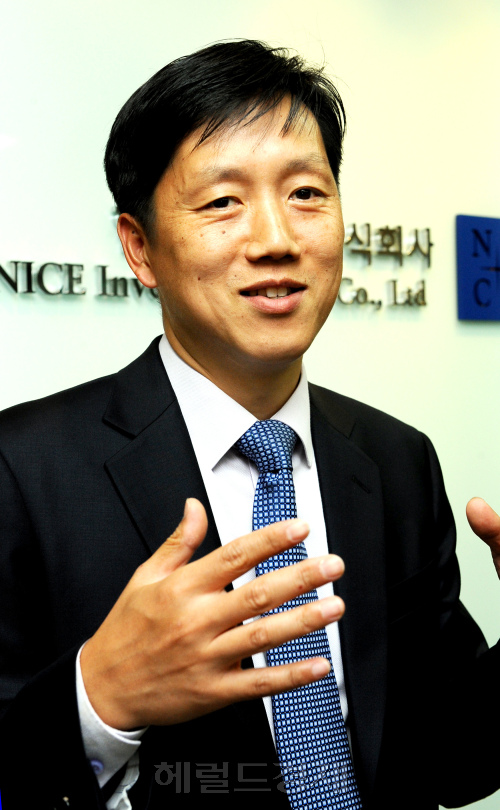한신정평가주식회사 NICE 김정동 국제사업실 실장. 박현구 기자phko@heraldm.com 2011.06.07
한신정평가주식회사 NICE 김정동 국제사업실 실장. 박현구 기자phko@heraldm.com 2011.06.07
한신정평가주식회사 NICE 김정동 국제사업실 실장. 박현구 기자phko@heraldm.com 2011.06.07
