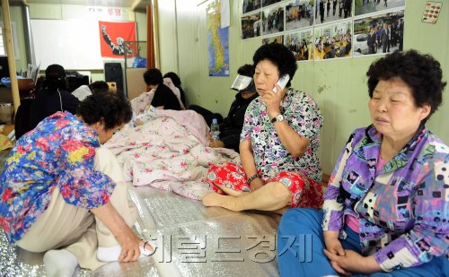 12일 오후 서울 강남구 개포동 자활근로대 마을화재로 80여 가구가 불에 타 수십여명 이재민이 발생한 가운데 13일 오전 이재민들이 망연자실한 표정으로 임시숙소에 머물고 있다. 박해묵 기자/mook@heraldm.com
12일 오후 서울 강남구 개포동 자활근로대 마을화재로 80여 가구가 불에 타 수십여명 이재민이 발생한 가운데 13일 오전 이재민들이 망연자실한 표정으로 임시숙소에 머물고 있다. 박해묵 기자/mook@heraldm.com