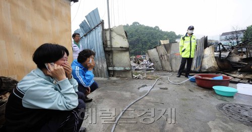 12일 오후 서울 강남구 개포동 자활근로대 마을화재로 80여 가구가 불에 타 수십여명 이재민이 발생한 가운데 13일 오전 이재민들이 망연자실한 표정으로 지인들과 통화하고 있다. 박해묵 기자/mook@heraldm.com
12일 오후 서울 강남구 개포동 자활근로대 마을화재로 80여 가구가 불에 타 수십여명 이재민이 발생한 가운데 13일 오전 이재민들이 망연자실한 표정으로 지인들과 통화하고 있다. 박해묵 기자/mook@heraldm.com