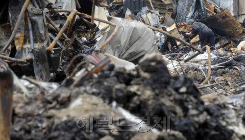 12일 오후 서울 강남구 개포동 자활근로대 마을화재로 80여 가구가 불에 타 수십여명 이재민이 발생한 가운데 13일 오전 이재민들이 망연자실한 표정으로 불에 탄 집 주위에 쓸만한 물건을 찾고 있다. 박해묵 기자/mook@heraldm.com
12일 오후 서울 강남구 개포동 자활근로대 마을화재로 80여 가구가 불에 타 수십여명 이재민이 발생한 가운데 13일 오전 이재민들이 망연자실한 표정으로 불에 탄 집 주위에 쓸만한 물건을 찾고 있다. 박해묵 기자/mook@heraldm.com
