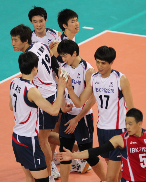 <YONHAP PHOTO-1746> 배구, 이탈리아에 3-2 아쉬운 패배 (인천=연합뉴스) 하사헌 기자 = 12일 인천 삼산월드체육관에서 열린 2011월드리그 국제남자배구대회 대륙간라운드 D조 6차전 한국-이탈리아 경기에서 풀세트 접전끝에 3-2로 패한 한국선수들이 아쉬워하고 있다. 2011.6.12 toadboy@yna.co.kr/2011-06-12 16:46:02/ <저작권자 ⓒ 1980-2011 ㈜연합뉴스. 무단 전재 재배포 금지.>
Team Korea reacts after its loss to Italy.  Yonhap News