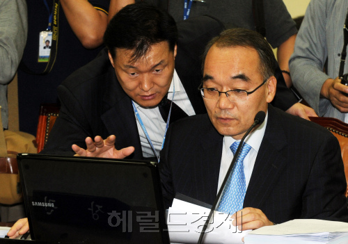 박재완 기획재정위 장관이 국회에서 답변준비를 하고 있다. 박현구 기자phko@heraldm.com 2011.06.13
박재완 기획재정위 장관이 국회에서 답변준비를 하고 있다. 박현구 기자phko@heraldm.com 2011.06.13
박재완 기획재정부 장관은 13일 국회 재경위에 참석해 업무보고를 했다. 박 장관이 재경위 시작 전 관계자와 답변 준비를 하고 있다.
박현구 기자/phko@heraldm.com