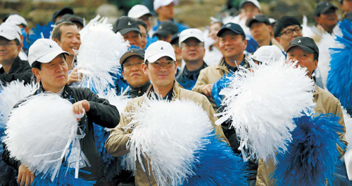 신입사원 하계수련대회에서 삼성전자 최지성(앞줄 왼쪽) 부회장, 이재용(앞줄 오른쪽) 사장이 임직원들과 함께 응원전을 펼치고 있다. [사진제공=삼성전자]
