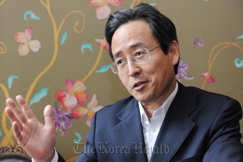신봉길 한·일·중 3국 협력 사무국 사무총장<br />김명섭 기자 msiron@
Shin Bong-kil, the first secretary-general of the Korea, China, Japan Trilateral Cooperation Secretariat, speaks during an interview. Kim Myung-sub/The Korea Herald