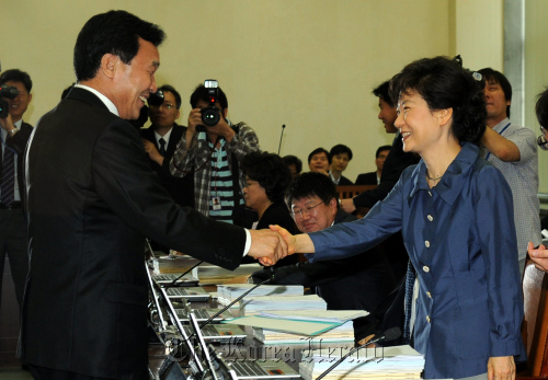 기획재정위에서 만난 손학규 박근혜. 박현구 기자phko@h
Sohn Hak-kyu (left), chairman of the main opposition Democratic Party, shakes hands with Park Geun-hye, former leader and potential presidential candidate of the Grand National Party, prior to the opening of a parliamentary subcommittee session at the National Assembly on Monday. The two potential presidential candidates both belong to the Assembly’s Strategy and Finance Committee.   Park Hyun-koo/The Korea Herald