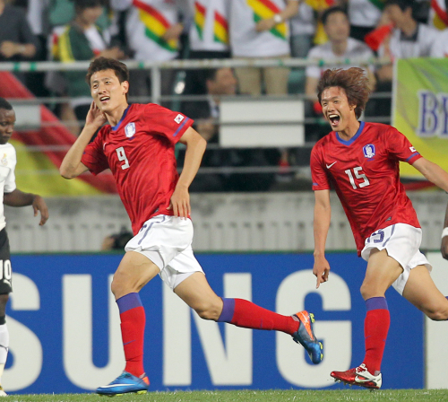 <YONHAP PHOTO-2592> 한국 지동원 첫 골 (전주=연합뉴스) 최영수 기자 = 7일 전주월드컵경기장에서 벌어진 축구 국가대표팀과 가나의 평가전. 한국 지동원(9번)이 헤딩으로 첫 골을 넣고 그라운드를 달리며 기뻐하고 있다 . 2011.6.7 kan@yna.co.kr/2011-06-07 20:42:24/ <저작권자 ⓒ 1980-2011 ㈜연합뉴스. 무단 전재 재배포 금지.>
Ji Dong-won (left) celebrates after scoring against Ghana last week.  Yonhap News