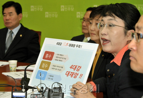 김진애 민주당 4대강사업국민심판특위 위원장이   14일 오전 국회에서 열린 원내대책회의에서 장마철을 앞두고 부실한 4대강 공사로 인한 피해에 대해 보고를 하고 있다.양동출dcyang@heraldm.com/110614/
김진애 민주당 4대강사업국민심판특위 위원장이   14일 오전 국회에서 열린 원내대책회의에서 장마철을 앞두고 부실한 4대강 공사로 인한 피해에 대해 보고를 하고 있다.양동출dcyang@heraldm.com/110614/
김진애 민주당 4대강사업국민심판특위 위원장이 14일 오전 국회에서 열린 원내대책회의에서 장마철을 앞두고 부실한 4대강 공사로 인한 피해에 대해 보고를 하고 있다. 양동출 기자/dcyang@
김진애 민주당 4대강사업국민심판특위 위원장이 14일 오전 국회에서 열린 원내대책회의에서 장마철을 앞두고 부실한 4대강 공사로 인한 피해에 대해 보고를 하고 있다. 양동출 기자/dcyang@