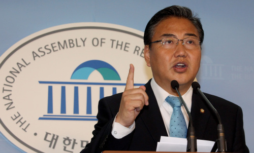<YONHAP PHOTO-0898> 박진 당대표 출마선언 (서울=연합뉴스) 백승렬 기자 = 한나라당 박진 의원이 14일 국회 정론관에서 7.4 전당대회 당 대표 출마를 선언하고 있다. 2011. 6. 14 srbaek@yna.co.kr/2011-06-14 10:31:50/ <저작권자 ⓒ 1980-2011 ㈜연합뉴스. 무단 전재 재배포 금지.>
Rep. Park Jin of the Grand National Party announces his candidacy for the governing party’s chairmanship ahead of the party convention on July 4 at the National Assembly in Seoul on Tuesday.  Yonhap News