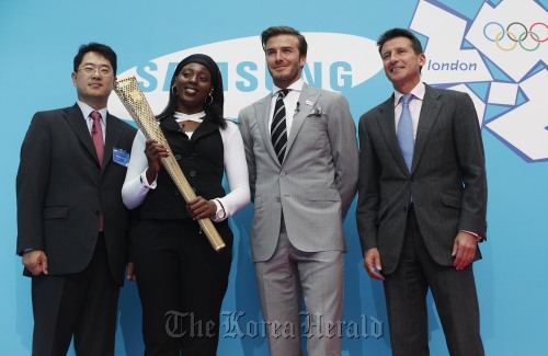 Samsung Electronics and London Olympics officials at the launch of the company’s Olympic promotion campaign in London on Monday. From left: Head of Samsung Electronics’ sports marketing Kwon Gye-hyun, Gabriella Roseje, Samsung Electronics’ London Olympics promotion ambassador David Beckham and London Organizing Committee for the Olympic Games chairman Sebastian Coe. Samsung Electronics