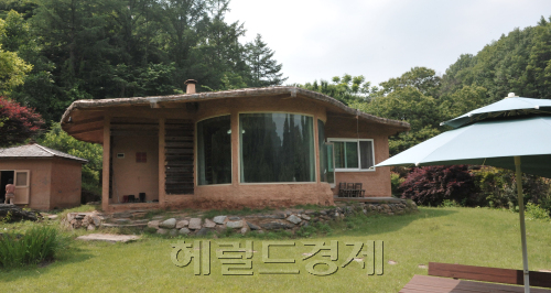 시인 도종환. 시인이 머물고 있는 충북 보은 내북면 법주리의 구구산방.<br />정희조 기자/checho@heraldm.com 110613
시인 도종환. 시인이 머물고 있는 충북 보은 내북면 법주리의 구구산방.
정희조 기자/checho@heraldm.com 110613