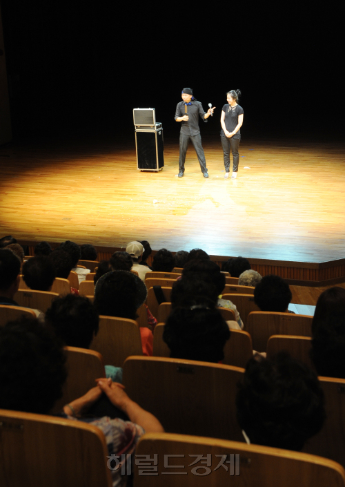 14일 오후 남산국악당에서 세종문화회관 주관으로 마술사K가 출연하여 2011년 어르신 행복 콘서트가 열렸다. 이번에 마련된 어르신행복콘서트는 서울시 노인복지과 재단법인 세종문화회관이 함께하는 어르신을 위한 문화복지사업이다.<br />이상섭 기자 babtong@heraldm.com 2011.06.14
14일 오후 남산국악당에서 세종문화회관 주관으로 마술사K가 출연하여 2011년 어르신 행복 콘서트가 열렸다. 이번에 마련된 어르신행복콘서트는 서울시 노인복지과 재단법인 세종문화회관이 함께하는 어르신을 위한 문화복지사업이다.
이상섭 기자 babtong@heraldm.com 2011.06.14
14일 오후 남산국악당에서 세종문화회관 주관으로 마술사K가 출연하여 2011년 어르신 행복 콘서트가 열렸다. 이번에 마련된 어르신행복콘서트는 서울시 노인복지과 재단법인 세종문화회관이 함께하는 어르신을 위한 문화복지사업이다.
이상섭 기자 babtong@heraldm.com 2011.06.14