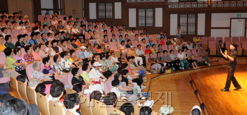 14일 오후 남산국악당에서 세종문화회관 주관으로 마술사K가 출연하여 2011년 어르신 행복 콘서트가 열렸다. 이번에 마련된 어르신행복콘서트는 서울시 노인복지과 재단법인 세종문화회관이 함께하는 어르신을 위한 문화복지사업이다.<br />이상섭 기자 babtong@heraldm.com 2011.06.14
14일 오후 남산국악당에서 세종문화회관 주관으로 마술사K가 출연하여 2011년 어르신 행복 콘서트가 열렸다. 이번에 마련된 어르신행복콘서트는 서울시 노인복지과 재단법인 세종문화회관이 함께하는 어르신을 위한 문화복지사업이다.
이상섭 기자 babtong@heraldm.com 2011.06.14
14일 오후 남산국악당에서 세종문화회관 주관으로 마술사K가 출연하여 2011년 어르신 행복 콘서트가 열렸다. 이번에 마련된 어르신행복콘서트는 서울시 노인복지과 재단법인 세종문화회관이 함께하는 어르신을 위한 문화복지사업이다.
이상섭 기자 babtong@heraldm.com 2011.06.14
14일 오후 서울 남산국악당에서 국악 대신 이색공연 ‘마술쇼’가 펼쳐진 가운데 어르신들이 즐거운 한때를 보내고 있다. 서울시에서 ‘9988 서울시 어르신 행복콘서트’의 일환으로 마련한 이번 마술쇼는 마술사K와 미녀 마술사 원보람이 함께 출연해 다양한 마술로 어르신들의 갈채를 받았다. 이상섭 기자/babtong@heraldm.com