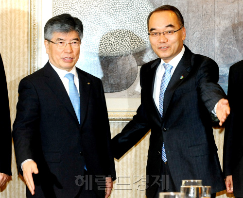 박재완 기획재정부 장관(오른쪽)과 김중수 한국은행 총재가 15일 오전 서울 명동 은행회관에서 조찬간담회를 갖고 있다.박현구 기자phko@heraldm.com 2011.06.15
박재완 기획재정부 장관(오른쪽)과 김중수 한국은행 총재가 15일 오전 서울 명동 은행회관에서 조찬간담회를 갖고 있다.박현구 기자phko@heraldm.com 2011.06.15