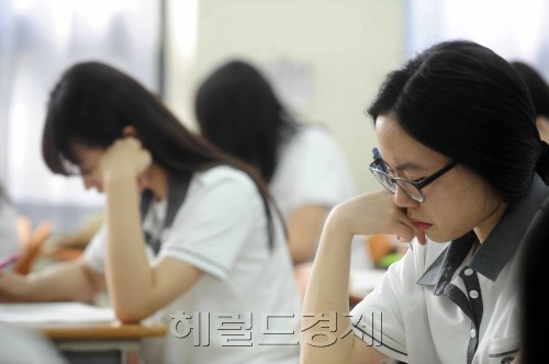 15일 오전 서울 양평동 선유고 1학년학생들이 전국연합학력평가 시험을 진지하게 보고 있다. 박해묵 기자/mook@heraldm.com
15일 오전 서울 양평동 선유고 1학년학생들이 전국연합학력평가 시험을 진지하게 보고 있다. 박해묵 기자/mook@heraldm.com
15일 오전 서울 양평동 선유고 1학년 학생들이 진지한 표정으로 전국연합학력평가시험을 치르고 있다.
박해묵 기자/mook@heraldm.com