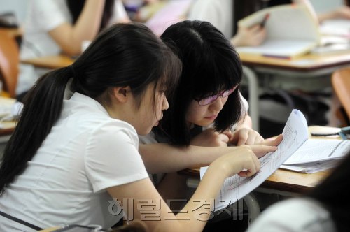 15일 오전 서울 양평동 선유고 1학년학생들이 전국연합학력평가 시험을 보기 전 친구와 문제점검을 하고 있다. 박해묵 기자/mook@heraldm.com
15일 오전 서울 양평동 선유고 1학년학생들이 전국연합학력평가 시험을 보기 전 친구와 문제점검을 하고 있다. 박해묵 기자/mook@heraldm.com