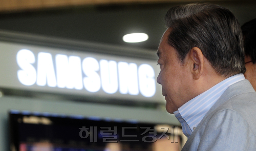 888토토 삼성전자 회장이 15일 오전 일본 주요 거래선과 지인을 만나기 위해 김포공항을 통해 나리타 공항으로 출국하고 있다. 박해묵 기자/mook@heraldm.com
888토토 삼성전자 회장이 15일 오전 일본 주요 거래선과 지인을 만나기 위해 김포공항을 통해 나리타 공항으로 출국하고 있다. 박해묵 기자/mook@heraldm.com