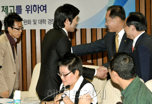 대학 등록금 완화 방안을 논의하기위해 15일 오전 국회에서 열린 "희망 캠퍼스를 위한 국민 대토론회"에 앞서 한나라당 황우여  원내대표와 이주영 정책위의장이 대학교 총학생회장들과 인사를 나누고 있다.양동출dcyang@heraldm.com/110615/
황우여(오른쪽 두 번째) 한나라당 원내대표와 이주영(오른쪽 첫 번째) 한나라당 정책위의장이 15일 대학 등록금 완화 방안을 논의하기 위해 국회에서 열린 ‘희망 캠퍼스를 위한 국민 대토론회’에 앞서 서울지역 총학생회장모임 대표단과 인사를 하고 있다.
양동출 기자/dcyang@heraldm.com