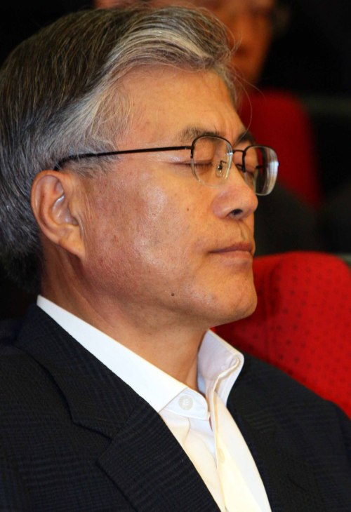 노무현 전 대통령의 사망 소식이 전해진 23일 오전 양산 부산대병원에서 문재인 전 비서실장이 눈을감고 병원장의 사망 원인 발표를 듣고 있다.     김명섭 기자  msiron@-2009.05.23.
